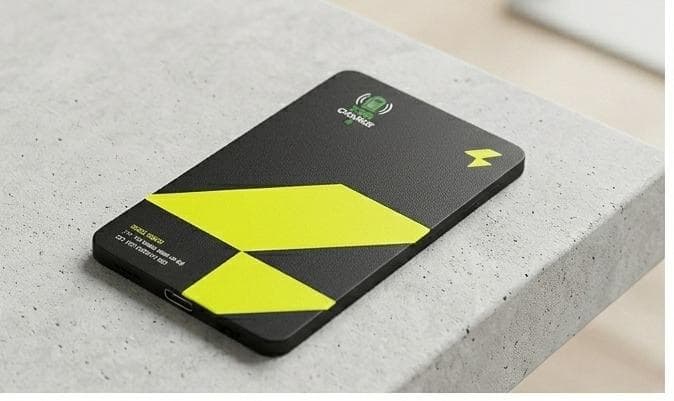 SOS Charge Card על משטח אבן